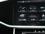 スマートフォンとAudiをUSBケーブルを介し接続。AppleのCarPlayやAndroid Autoのアプリを通じて、スマートフォンのコンテンツをMMIディスプレイに表示します。