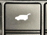 【パワーバックドア】スマートキーや運転席のボタンを押すだけでリアゲートが自動で開閉します!荷物を持っている時や、高い位置にあるバックドアを閉める際に便利な機能です♪