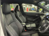 運転席の画像です。足元やシートまわりに余裕があり、リラックスした姿勢で運転が可能です。視界も良好で操作系へのアクセスもしやすく、快適で安心感のあるドライブをサポートします。