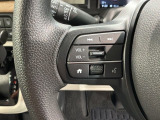 ステアリングにオーディオ操作スイッチが付いています。オーディオ画面に直接タッチしなくても操作が出来ますので、運転に集中できます。