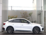 後方に小さな三角形の窓を設けた「6ライトキャビン」も機能と美しさを両立させるAudiの特徴的なデザインです美しい窓全体のデザインと乗降しやすい角度で断ち落としたリヤドアの後端形状を両立させています。