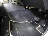 専用のフロアマット付き☆ 多少の使用感はありますが、この程度なら許容範囲という方には初期費用が浮いて嬉しいPOINT!