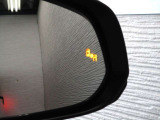 隣車線を走る車両をレーダーで検知し、ドアミラーでは確認しにくい後側方エリアに存在する車両に加え、急接近してくる車両も検知します。車両を検知するとドアミラーに搭載されたLEDインジケーターが点灯します。