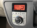 【オートエアコン】一度お好みの温度に設定すれば、車内の温度を検知し風量や温度を自動で調整。暑い&hellip;寒い&hellip;と何度もスイッチ操作をする必要はありません。快適な車内空間には必須の機能ですね♪