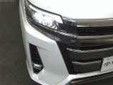 ヘッドライトは消費電力の少ないLED。夜の暗い道でも明るく照らしてれます。
