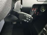 クルーズコントロール機能が付いています。 速度を設定するとアクセルを踏まなくても一定の速度で走ることができます。  高速道路ではとても便利な装置なんです。