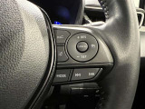 ステアリングスイッチ付きで、運転中に視線を前に向けたまま操作できます。