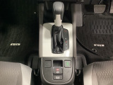 CVT車のセレクトレバーです。低速から高速まで、変速ショックのないスムーズな走りを実現するとともに、エンジン効率のよい領域を維持することで燃費にも貢献します。