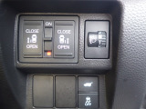 両側電動スライドドア。荷物で手が塞がる時でも簡単にドアの開閉が出来ます。何より力いらずで開閉OK。女性やお年寄りにも優しい。電動機能はOFFにもできますから元気なお子様の駆け出しも安心。