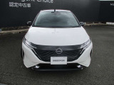LEDヘッドライトは、本当に明るくて安全です。暗い夜道からお客様を守ってくれます。運転しやすいですし、黄色いハロゲンライトと見比べてください。