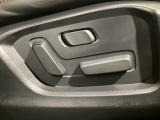 運転席にはパワーシートを装備!シート位置を記憶するメモリー機能付きなのでご夫婦で2名分セットすると便利です♪