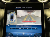 【全方位型モニター】クルマを上空から見下ろしているかのように、直感的に周囲の状況を把握できる全方位型モニター。狭い場所での駐車でも周囲が映像で確認できます。