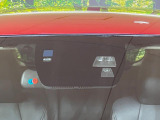 【スマートシティブレーキサポート】低速走行中に前方の車両等を認識し、衝突しそうな時は警報とブレーキで衝突回避と被害軽減をアシスト。より安全にドライブをお楽しみいただけます。