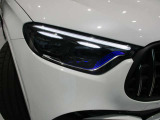 「DIGITALライト」装着車、カメラが先行車の尾灯や対向車の前照灯を検知し、多数の反射鏡を個別に可動させ、暗い所だけに光源を屈折する自動防眩型ハイビーム。