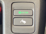 【ECONモード】スイッチをONにすると、空調やアクセル操作に対する加速を穏やかにし、電力消費を抑えて航続距離を延ばします。