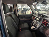 運転席の画像です。足元やシートまわりに余裕があり、リラックスした姿勢で運転が可能です。視界も良好で操作系へのアクセスもしやすく、快適で安心感のあるドライブをサポートします。