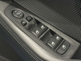 ドアミラー調整とパワーウインドウスイッチは操作し易い位置に装備されております