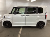 狭い駐車場でも、スライドドアならチャイルドシートへのお子さまの乗降や荷物の積載もスムーズ。とても便利な【両側電動スライドドア】ドアハンドを少し引くだけでリアドアが自動開閉します。