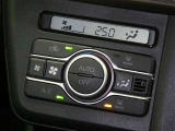 【オートエアコン】車内温度を感知して自動で温度調整をしてくれるのでいつでも快適な車内空間を創り上げます!どの席に座っても快適なドライブが楽しめます♪