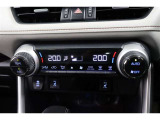運転席と助手席、それぞれ温度調節ができ、オールシーズン快適なオートエアコンとなっております!