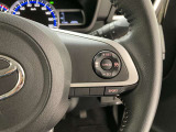 前方の車との車間を設定し、スピードを上げたり緩めたりを自動で行ってくれる追尾式の「レーダークルーズ」。上級装備の一つです!高級車にしかつかない嬉しい機能です。
