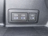 充電用USB端子付き。スマートフォンなどの充電に便利です。