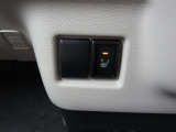 シートヒーターは、シートに内蔵された電熱線で座面を温める装備です。エアコンと違って、すぐに温まり、乾燥しにくいのが特徴です。個別にON/OFFできるので、搭乗者の好みに合わせられます。