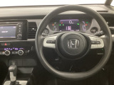 【ハンドル】運転にかかわる様々な操作を安全に行えるように視点移動が少なく操作性に配慮されたスイッチ類が凝縮されたコックピットです。