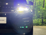 LEDヘッドライトは 長寿命で、省電力性にも優れています。様々な配光パターンにより明るさを保ちながら、他の車などへの影響を最小限に抑えます。