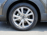 18インチ純正アルミホイールを装備。タイヤサイズは215/55R18となります。