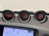 【ブーストメーター】コックピットのスポーティさも増す人気の装備。車両から得られる情報も増え、走りに必要な情報が一目で分かります。