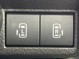 【両側パワースライドドア】スマートキーや運転席のスイッチで後席両側スライドドアの開閉が可能♪電動だから力を入れてドアを開ける必要が無く、小さなお子様でも簡単に開け閉めでき快適です♪