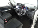 シンプルで使いやすいデザインの運転席です。