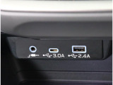 AUX端子、USBtypeA、USBtypeC端子が付いています。