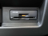 料金決済だけでなく、道路情報と連動してさまざまなサービスが受けられる、次世代型ETC2.0搭載。場所を取らないビルトインタイプです。