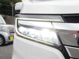 LEDヘッドライトは、点灯の瞬間から最大光量を発揮し、突然暗くなるトンネルなどでの安定感を高めます。