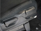 【ハイトアジャスター】レバーの上下操作だけで、座面を運転しやすい高さへ簡単に調節できます。