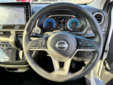 上質で滑りにくく手に馴染み運転しやすい本革ステアリング。