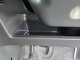 運転席周辺の収納も充実したドライバーズロアポケット。細かな使い勝手にも配慮されています。