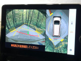 【パノラミックビューモニター】専用のカメラにより、上から見下ろしたような視点で360度クルマの周囲を確認することができます☆死角部分も確認しやすく、狭い場所での切り返しや駐車もスムーズに行えます。