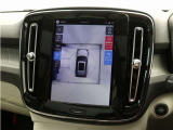 画面分割表示にも対応した360&deg;ビューカメラを搭載。狭い場所での取り回しも安心です。画面を分割することで、俯瞰画像と同時に車両前方または後方の180&deg;広角映像を表示することができます。