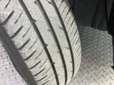 安全に走行するためには空気圧の確認をはじめ溝の深さ、ひび割れの等の点検が必要です。点検時に交換が必要と判断した場合は交換いたします。