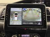【アラウンドビューモニター】自車周辺をぐるりと俯瞰できるカメラで危険を察知。上空からの映像で自動車や障害物の位置が詳細に確認できるので、狭い駐車場でも安心して駐車できますね。
