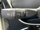 【オートワイパー(AUTO)】雨が降り出した時に、雨滴検出用センサー(レインセンサー)が雨滴を感知すると、自動でワイパーが動作します。