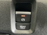 パーキングブレーキはスマートな電子制御式と合わせて渋滞時等にブレーキペダルから足を離しても停車状態を保持してくれるオートブレーキホールド機能で運転が楽になります。スタートはアクセルペダルを踏むだけ