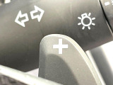 【パドルシフト】ハンドルから手を離さずに素早くシフトアップ&ダウンができるので、エンジンブレーキを使う下り坂や高速道路の合流で加速したい場面で役立ちます。