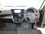 運転席周りのレイアウトをご覧ください。ナビゲーションが綺麗に装着されすっきり収まってますね!