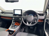 運転席まわりです。 各操作スイッチは使いやすい位置に配置されてます。