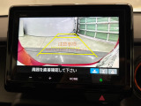 後退時に車両の後ろ側をモニター画面に表示します。車庫入れが苦手な人もこれで安心♪