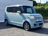 狭い駐車場でも、スライドドアならチャイルドシートへのお子さまの乗降や荷物の積載もスムーズ。とても便利な【両側電動スライドドア】ドアハンドを少し引くだけでリアドアが自動開閉します。